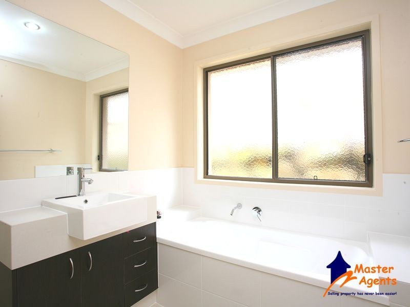 17 Chesterton Street, Pacific Pines QLD 4211