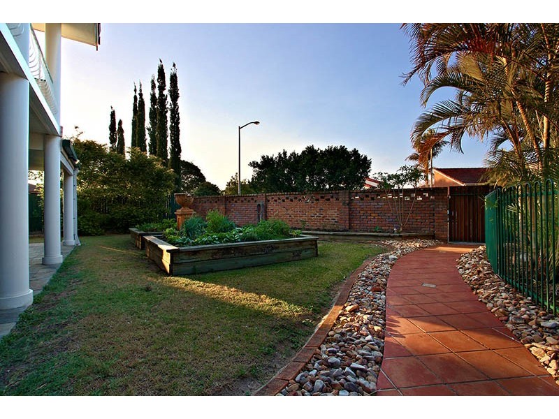 65 Oakleaf Street, Eight Mile Plains QLD 4113