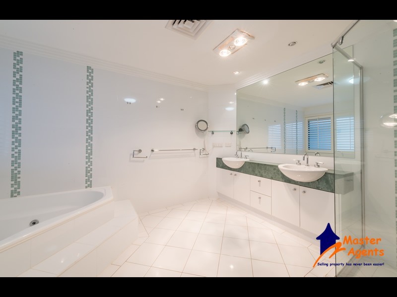 55 Bollard Circuit, Clear Island Waters QLD 4226