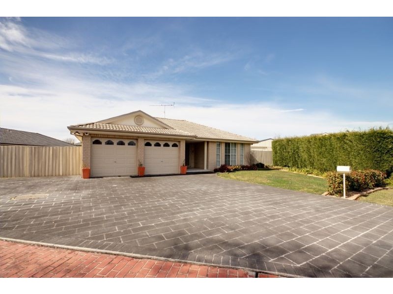 10 Dumfries Place, East Bowral NSW 2576