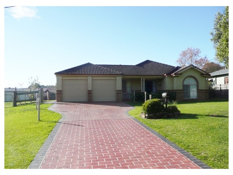 56 North Street, Robertson NSW 2577