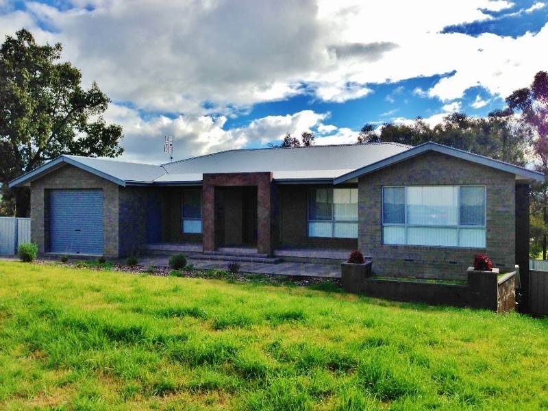 17 Henry Place, Young NSW 2594