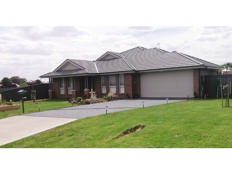 76 Hills Street, Young NSW 2594