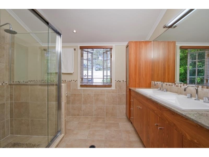 98 Sixth Avenue, Bardon QLD 4065