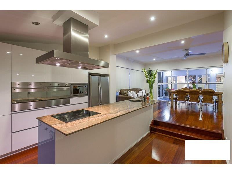 8 Fifth Avenue, Bardon QLD 4065