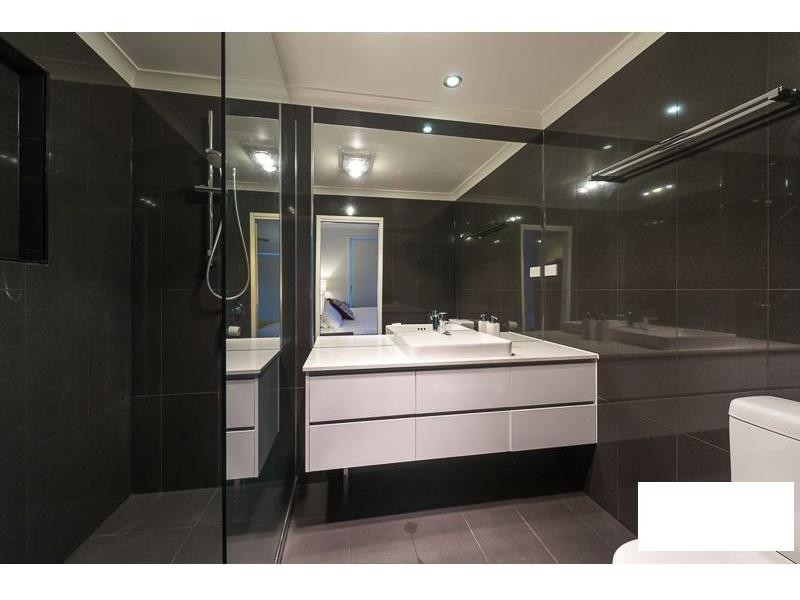 8 Fifth Avenue, Bardon QLD 4065