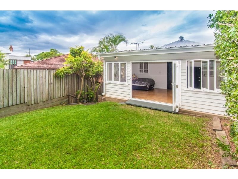 15 Water Street, Red Hill QLD 4059