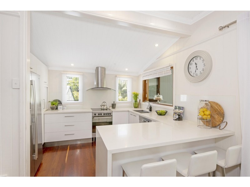 8 Bee Street, Bardon QLD 4065