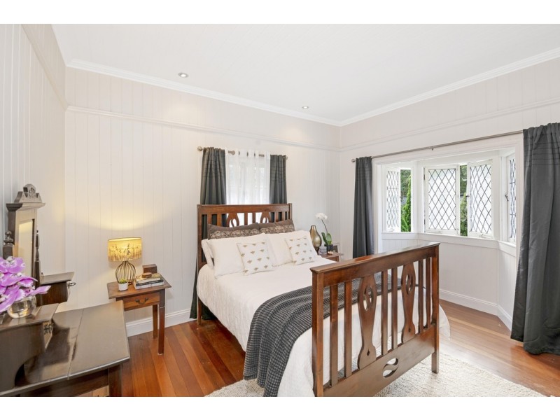 8 Bee Street, Bardon QLD 4065