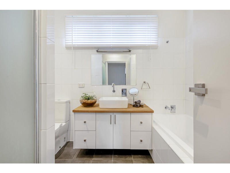 8 Bee Street, Bardon QLD 4065