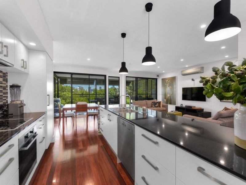 15 Wellington Road, Red Hill QLD 4059