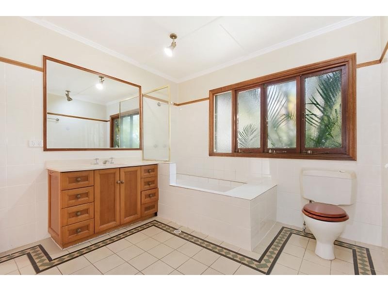 17 Blaxland St, Milton QLD 4064