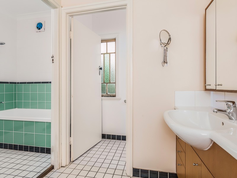 1 Chiswick Road, Bardon QLD 4065