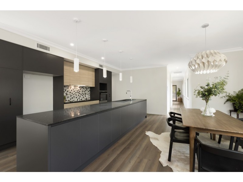3 Ferguson Street, Mount Lofty QLD 4350