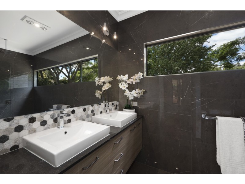 3 Ferguson Street, Mount Lofty QLD 4350