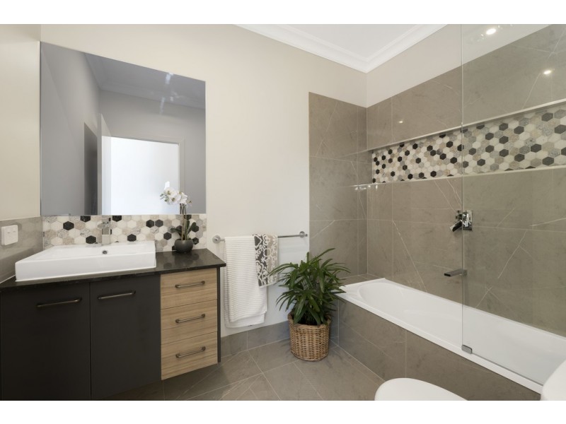 3 Ferguson Street, Mount Lofty QLD 4350