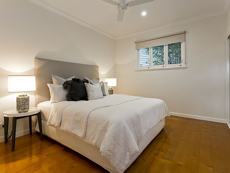 24 Smith Street, Holland Park QLD 4121