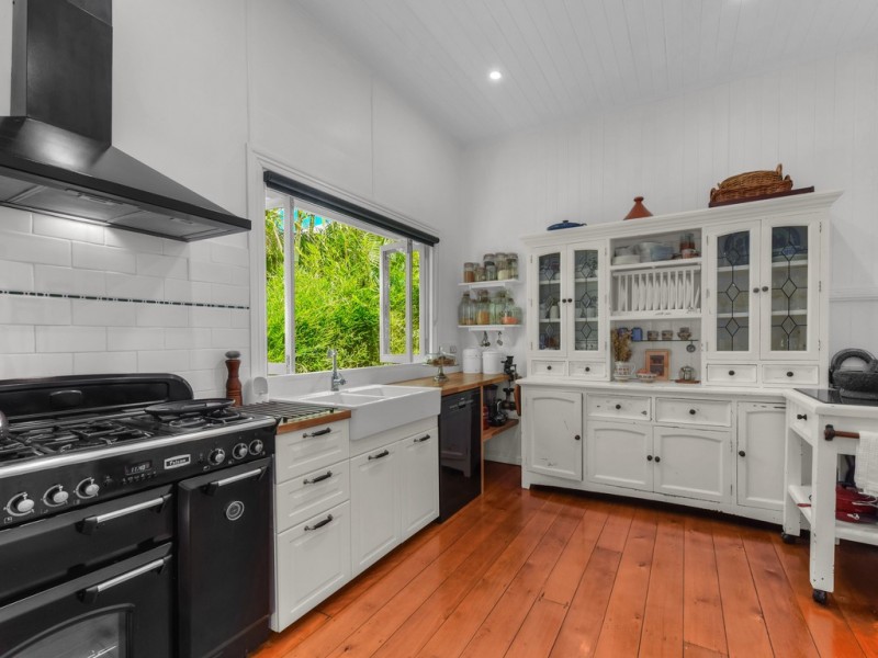 83 Bardon Esplanade, Bardon QLD 4065