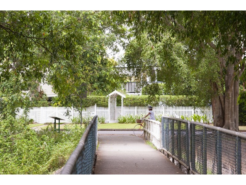 83 Bardon Esplanade, Bardon QLD 4065