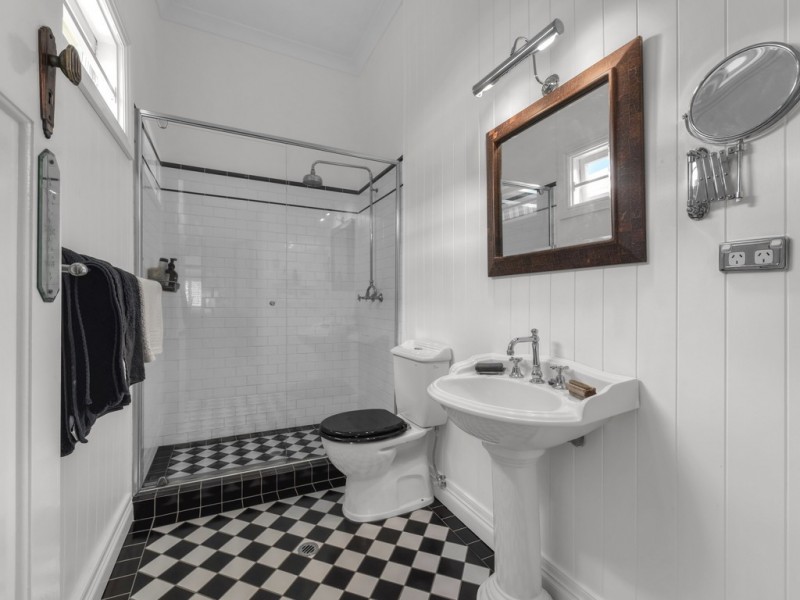 83 Bardon Esplanade, Bardon QLD 4065