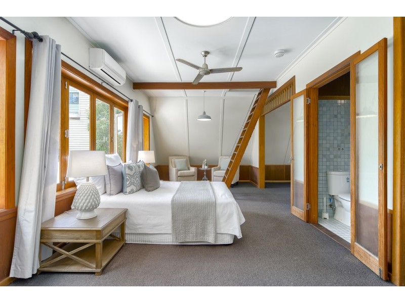 24 Macgregor Terrace, Bardon QLD 4065