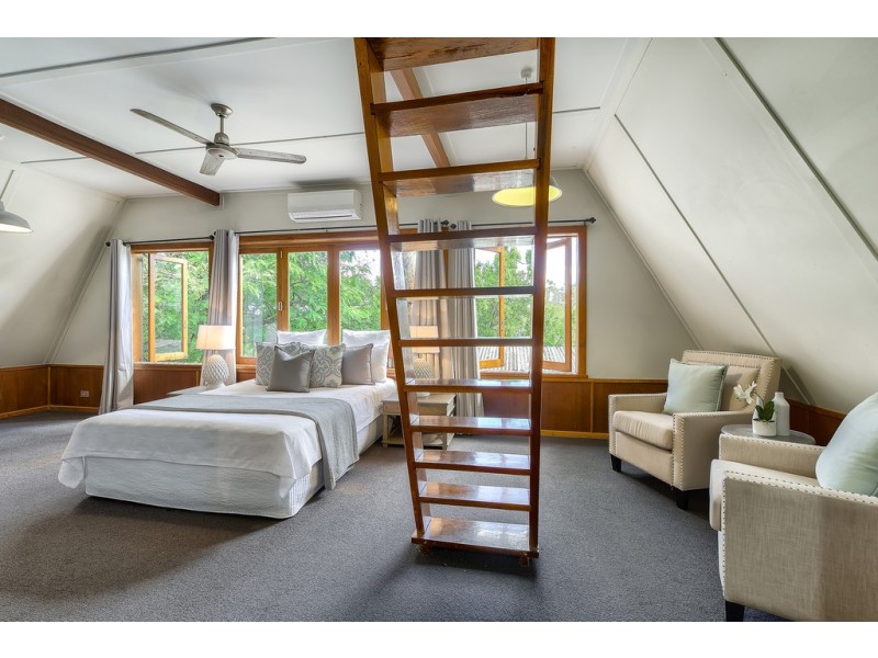 24 Macgregor Terrace, Bardon QLD 4065