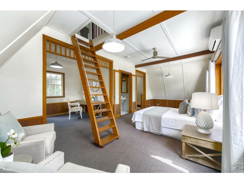 24 Macgregor Terrace, Bardon QLD 4065