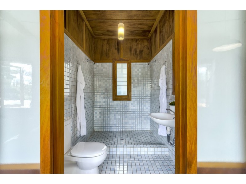 24 Macgregor Terrace, Bardon QLD 4065