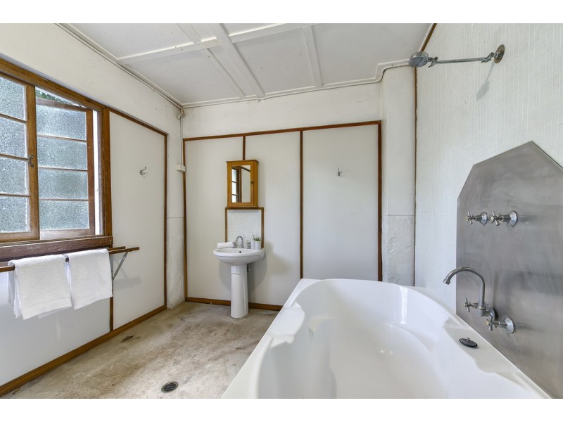 24 Macgregor Terrace, Bardon QLD 4065