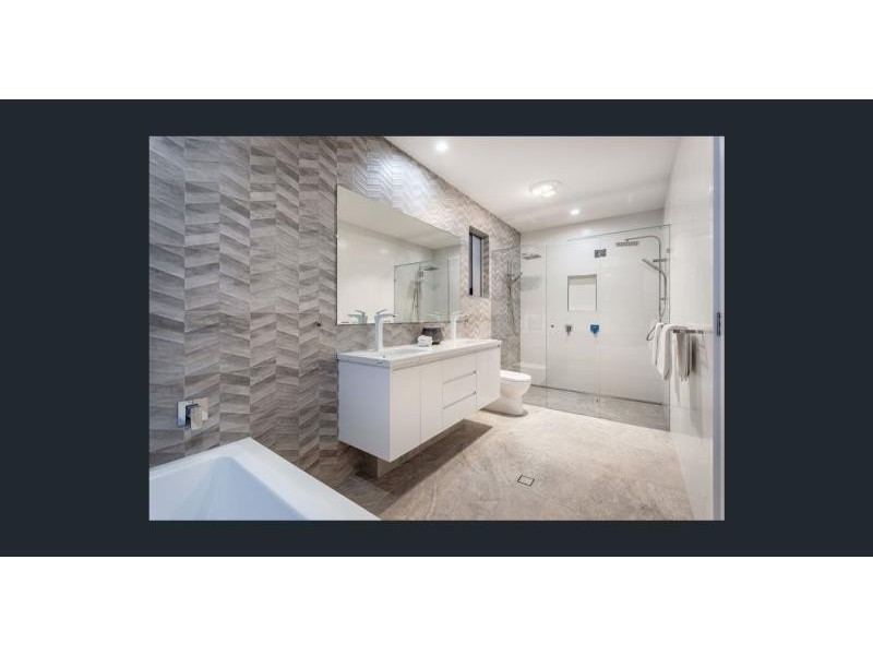 32 King Arthur Terrace, Tennyson QLD 4105