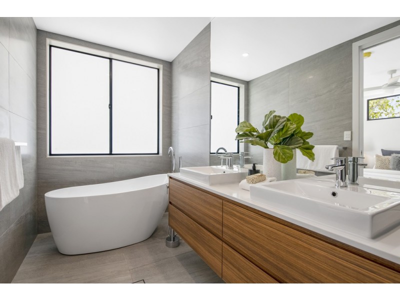 2/21 Simpsons Road, Bardon QLD 4065