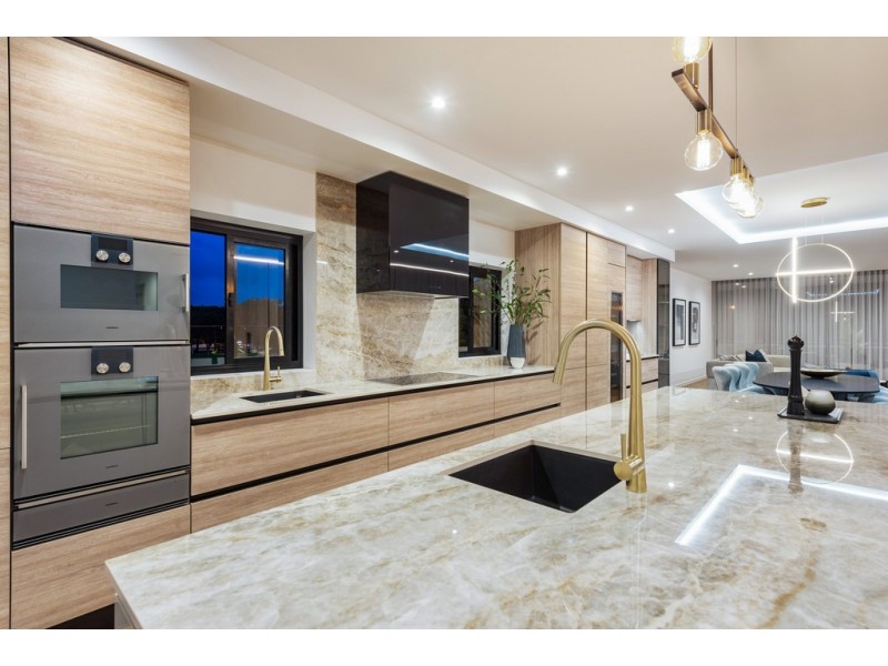 8 Prospect Terrace, St Lucia QLD 4067