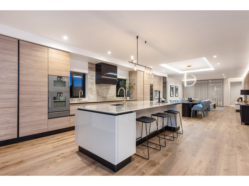 8 Prospect Terrace, St Lucia QLD 4067