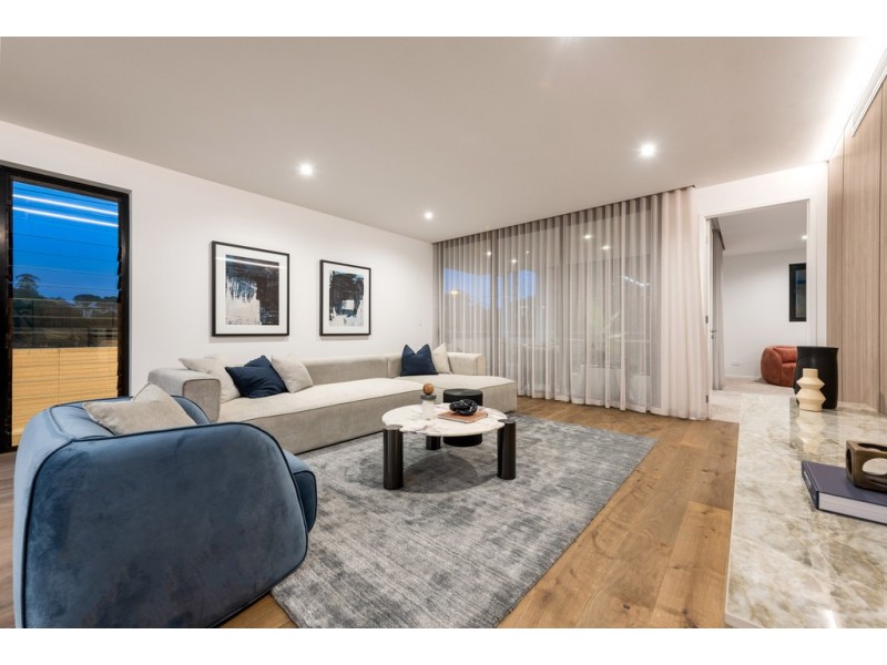 8 Prospect Terrace, St Lucia QLD 4067