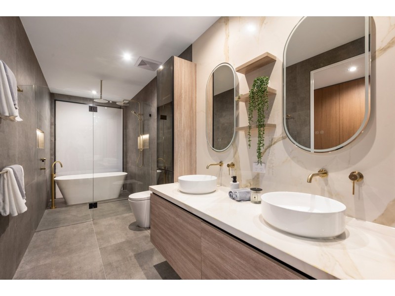 8 Prospect Terrace, St Lucia QLD 4067