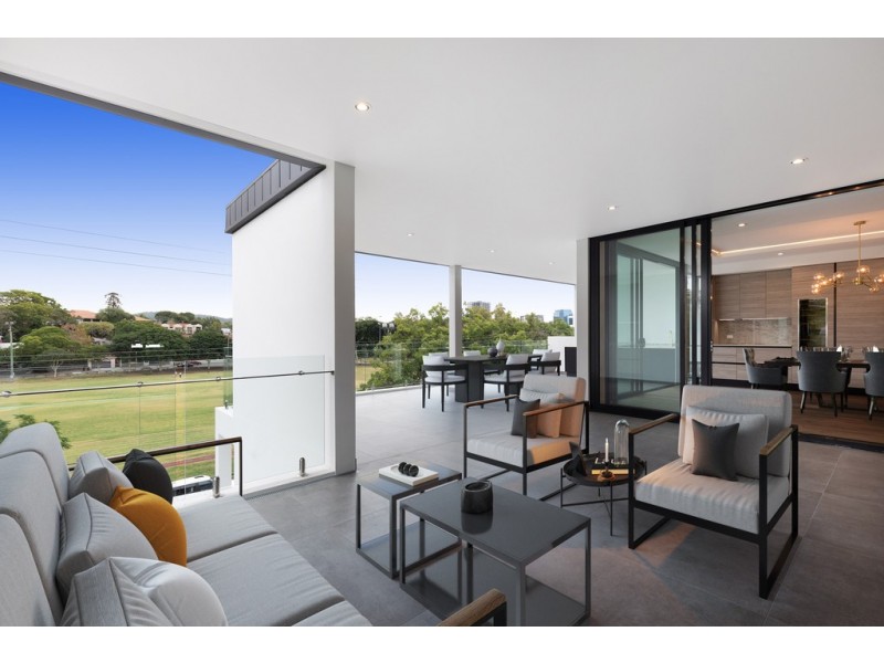 8 Prospect Terrace, St Lucia QLD 4067