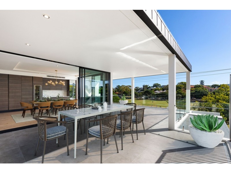 8 Prospect Terrace, St Lucia QLD 4067
