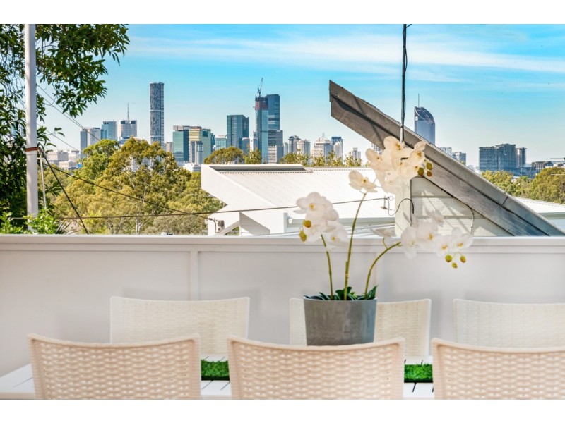 2 Stuartholme Road, Bardon QLD 4065