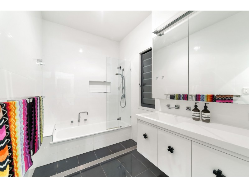 10 Young, Milton QLD 4064