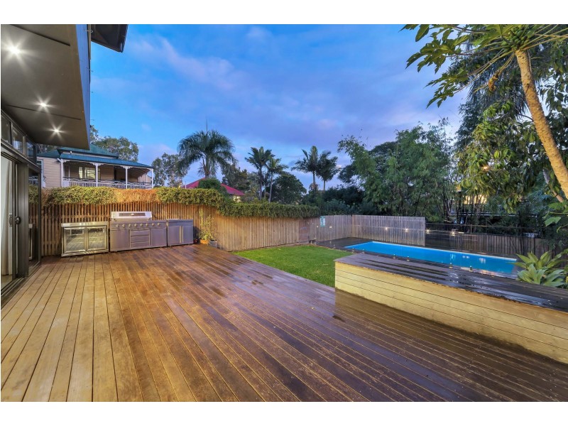 10 Young, Milton QLD 4064