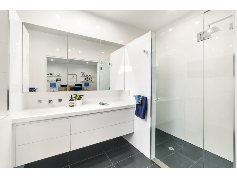 10 Young, Milton QLD 4064
