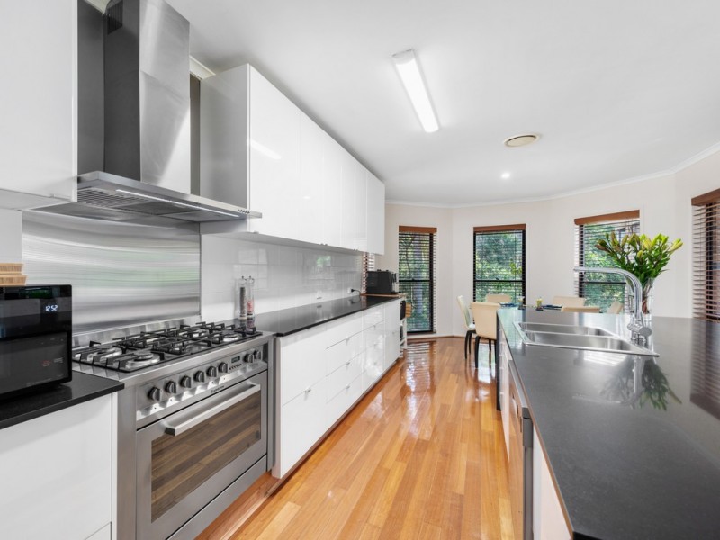 31 Brompton Place, Brookfield QLD 4069