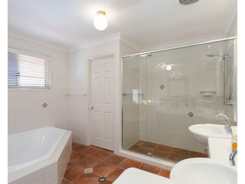 4 Angel Court, Eatons Hill QLD 4037