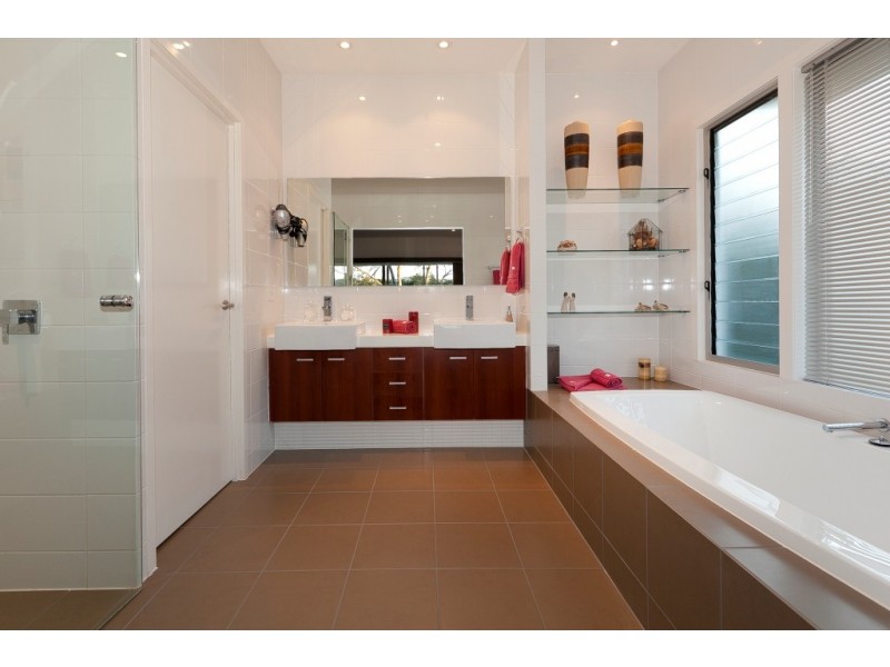 10 Mackay Terrace, Bardon QLD 4065