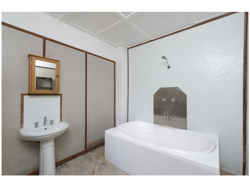 24 Macgregor Terrace, Bardon QLD 4065