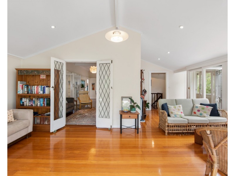 6 Davies Road, Ashgrove QLD 4060