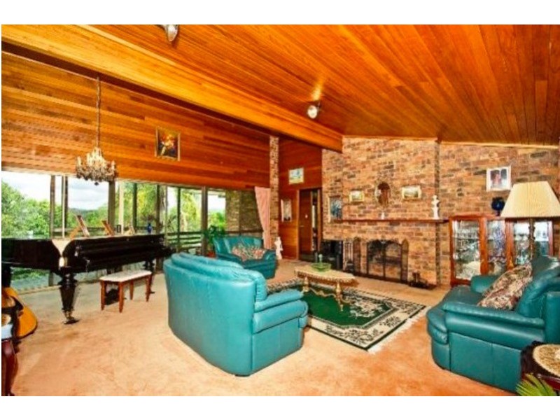 596 Eatons Crossing Road, Clear Mountain QLD 4500