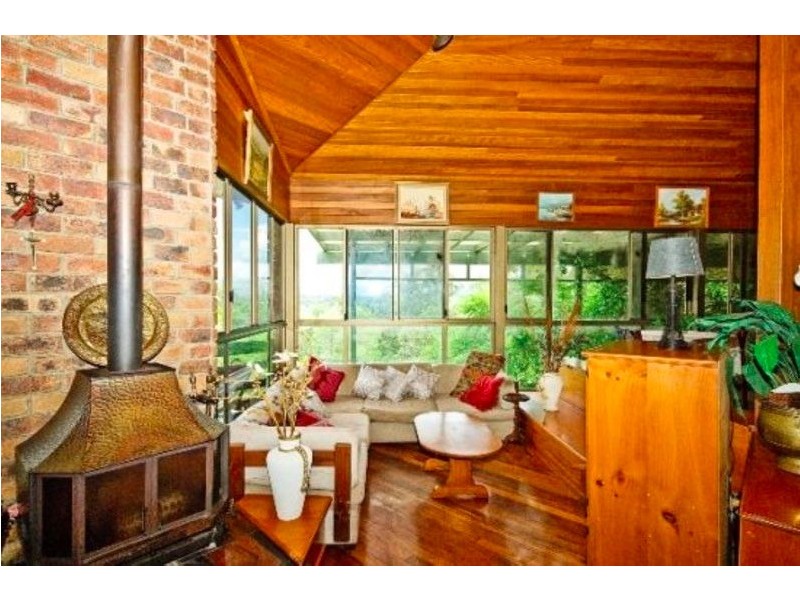 596 Eatons Crossing Road, Clear Mountain QLD 4500