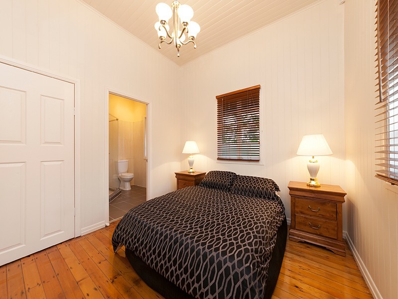 33 Lucy Street, Milton QLD 4064