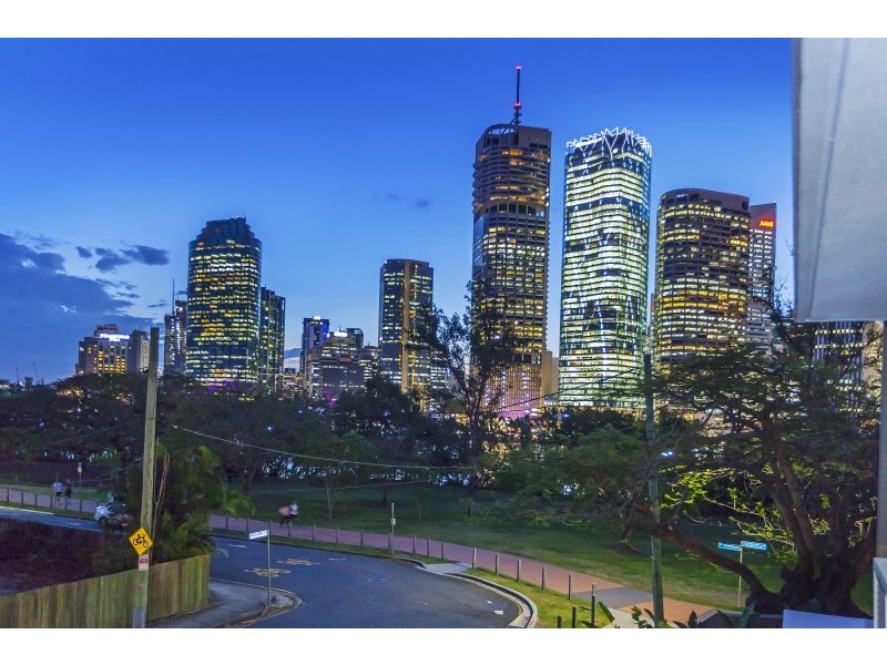 19 Wicklow Street, Kangaroo Point QLD 4169